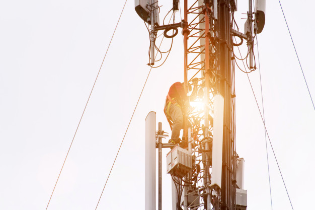 engenheiro-ou-tecnico-trabalhando-em-alta-torre-trabalho-de-risco-de-alto-trabalho_38161-1211